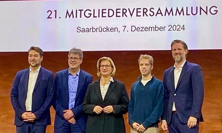 Gruppenfoto mit Saarbrückens Bürgermeister Uwe Conradt, DOSB Präsident Thomas Weikert, Saarlands Ministerpräsidentin Anke Rehlinger, Olympia-Triathlet Tim Hellwig und LSVS-Vorstand Johannes Kopkow