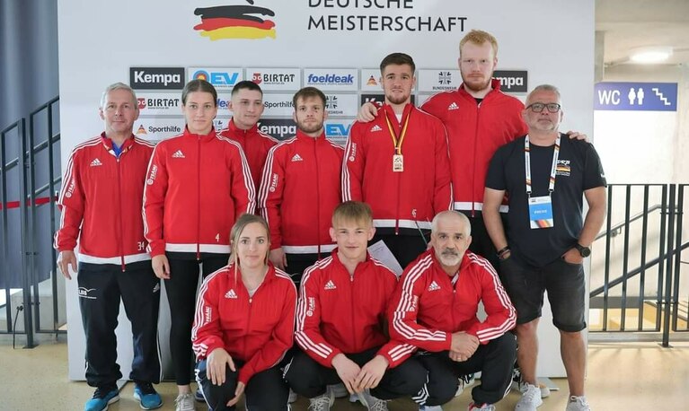 Saarländische Ringer mit Trainer.