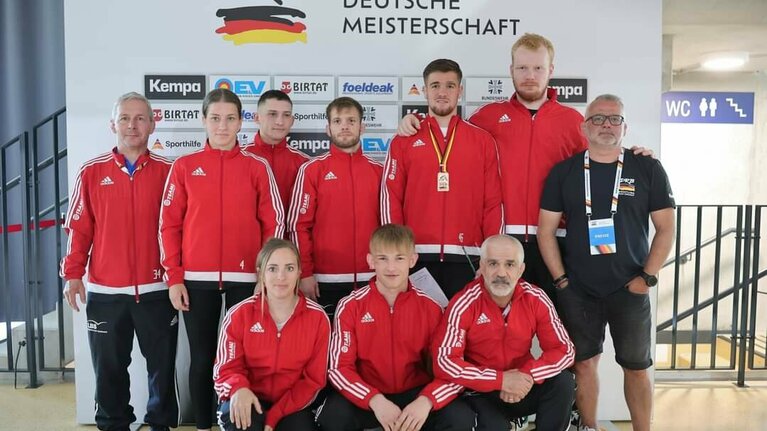 Saarländische Ringer mit Trainer.