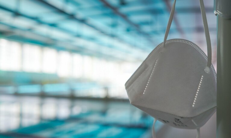 Hermann-Neuberger-Sportschule Schwimmhalle mit einer FFP2-Maske