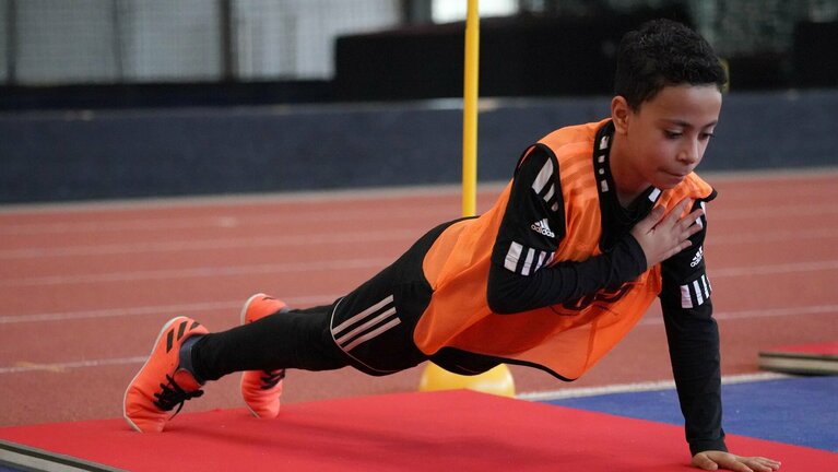 Schüler bei Sporttest.