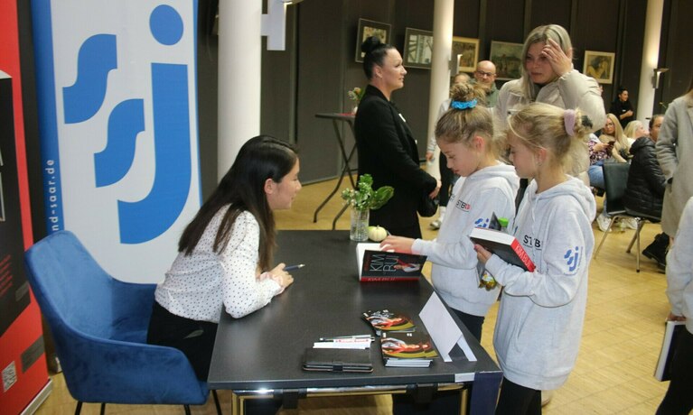 wie mädchen lassen sich ihre bücher unterschreiben