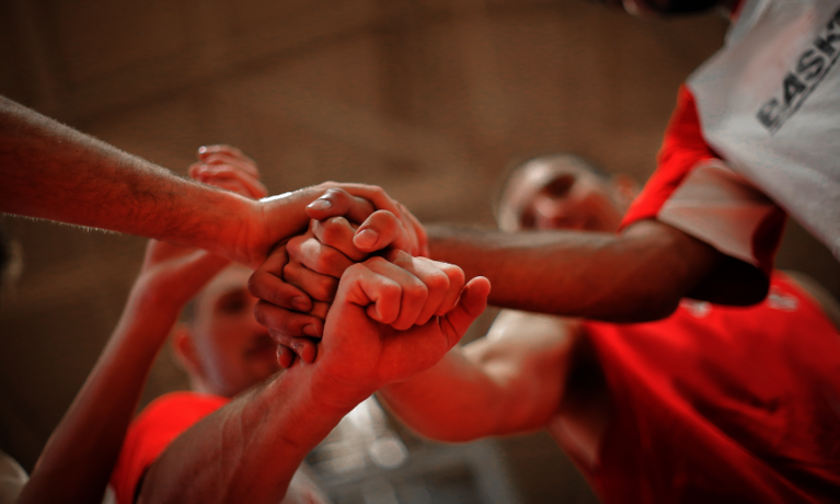 5 fäuste über einander