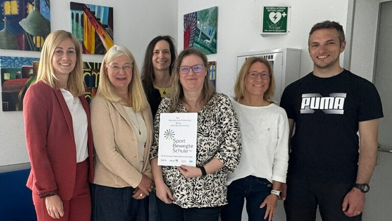 Gruppenfoto bei der Übergabe der Urkunde für die Sporbewegte Schule Saar