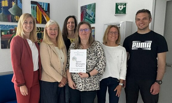 Gruppenfoto bei der Übergabe der Urkunde für die Sporbewegte Schule Saar