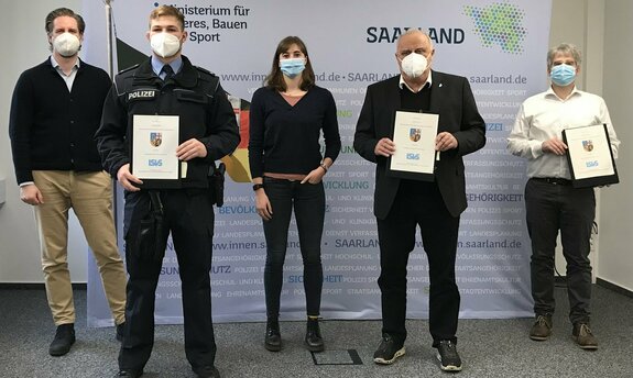 Gruppe nach Vertragsunterzeichnung