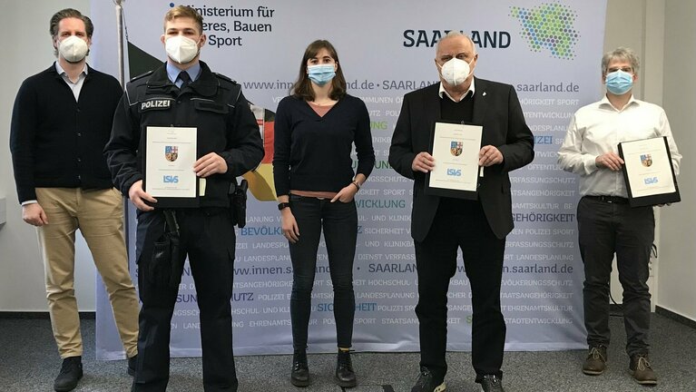 Gruppe nach Vertragsunterzeichnung