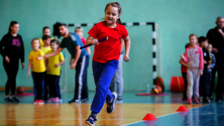 Kinder in der Schulsportstunde in der Turnhalle