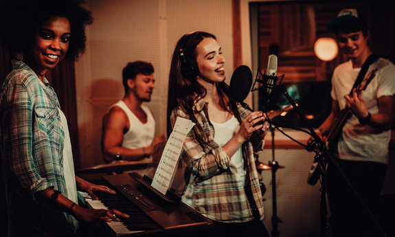 Jugendliche proben mit ihrer Band