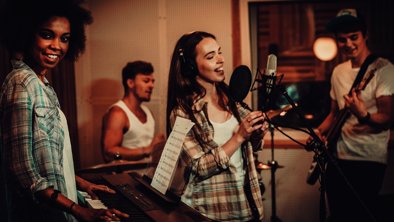 Jugendliche proben mit ihrer Band