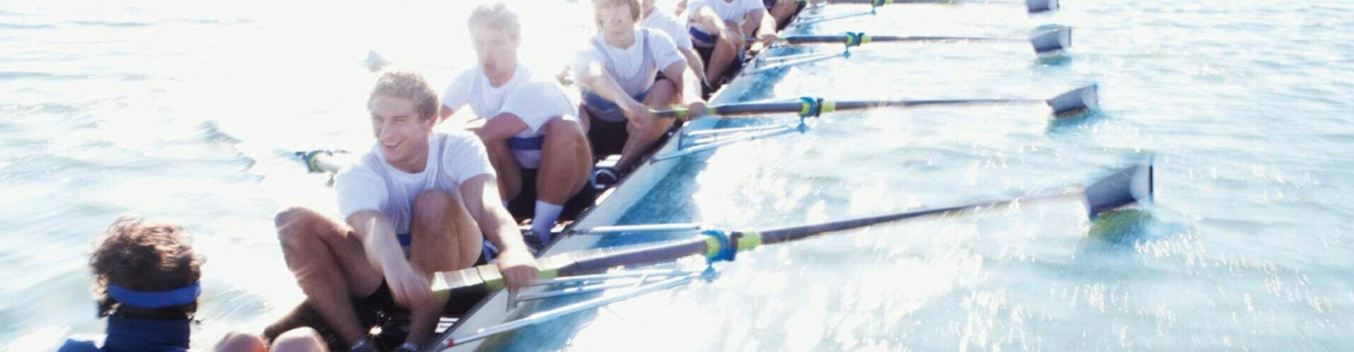 Eine Gruppe junger Sportler rudert.