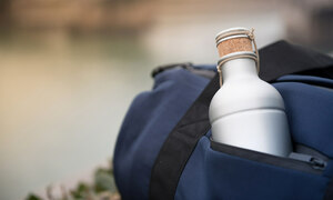 Eine Trinkflasche steht in der Außentasche eines Rucksacks