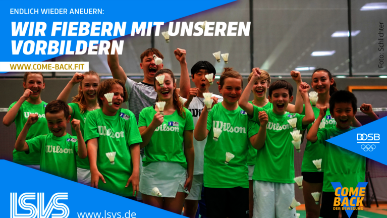 Badminton Kinder freuen sich.