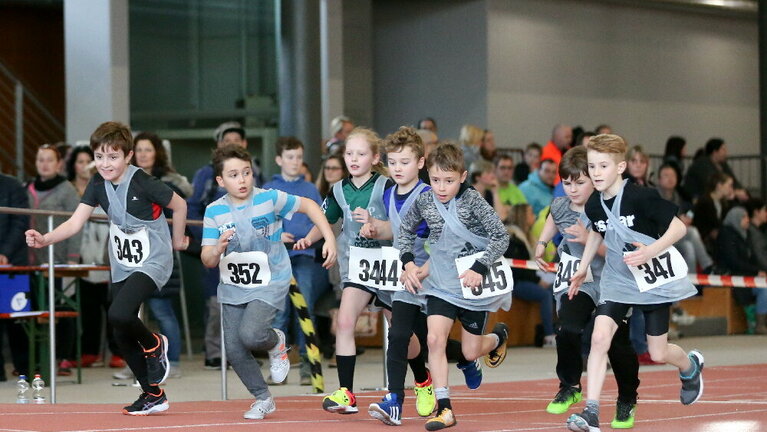 Schüler beim Wettlauf in der Halle