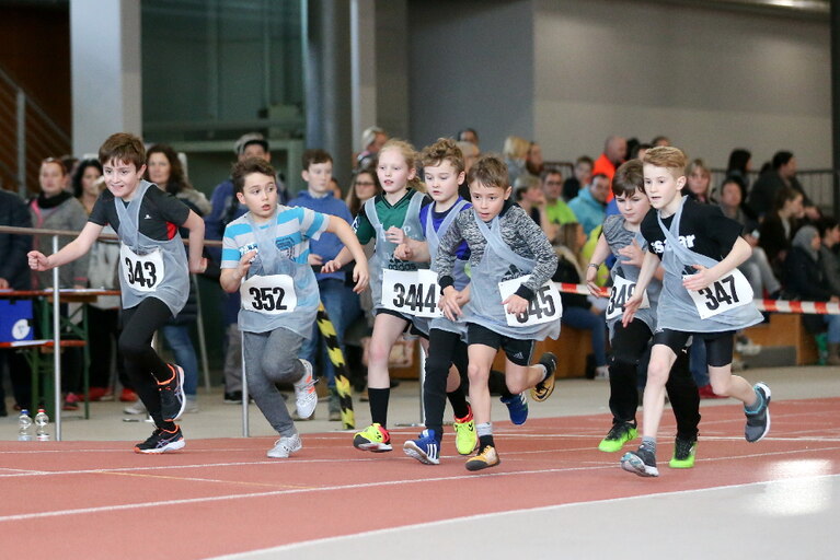 Schüler beim Wettlauf in der Halle