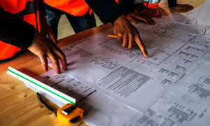 Bildausschnitt Architekten schauen sich einen Bauplan an