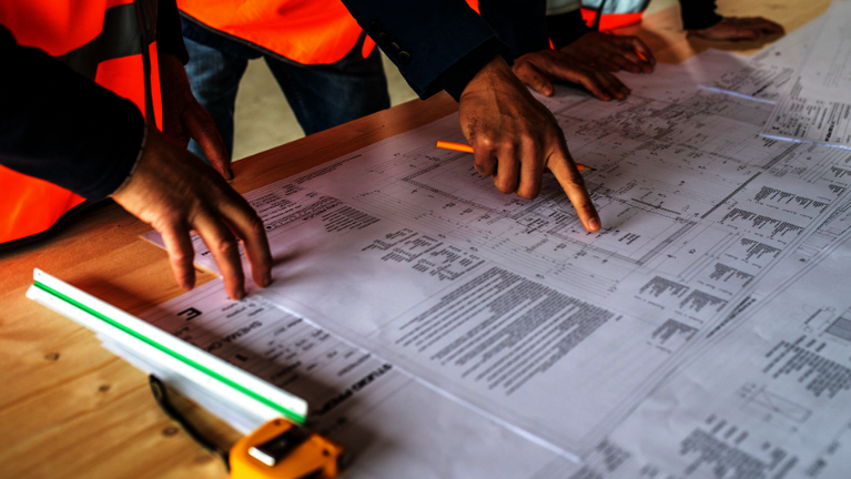 Bildausschnitt Architekten schauen sich einen Bauplan an