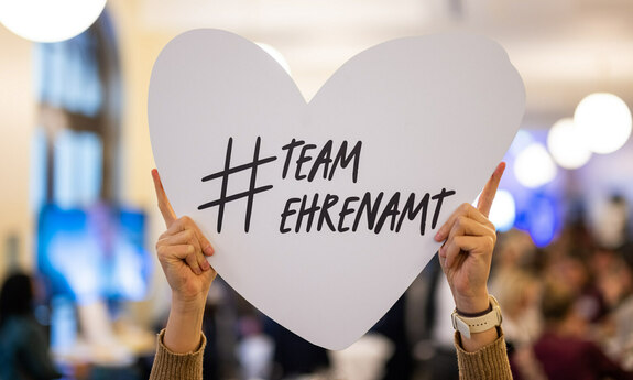 ein herz mit der aufschrifft Ehrenamt