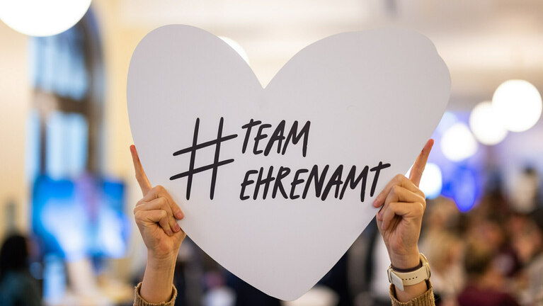 ein herz mit der aufschrifft Ehrenamt