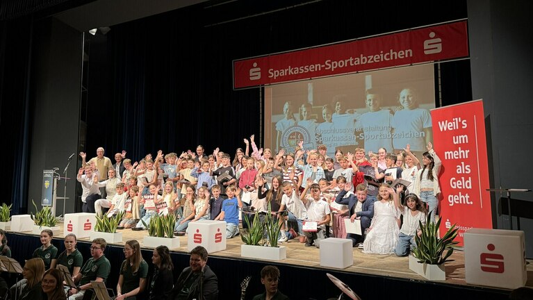 Schulkinder auf der Bühne bei einer Veranstaltung zum Sportabezeichen