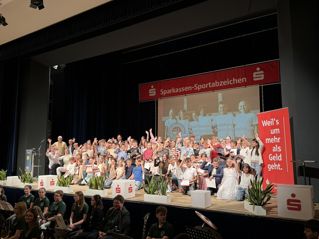 Kinder auf der Bühne bei der Abschlussveranstaltung zum Sportabzeichen