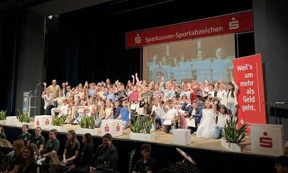 Schulkinder auf der Bühne bei einer Veranstaltung zum Sportabezeichen