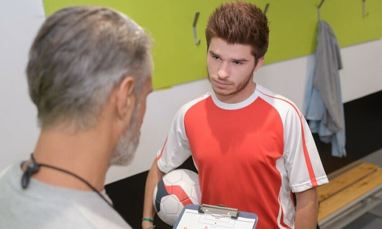 Zwei Sportler in Beratung.