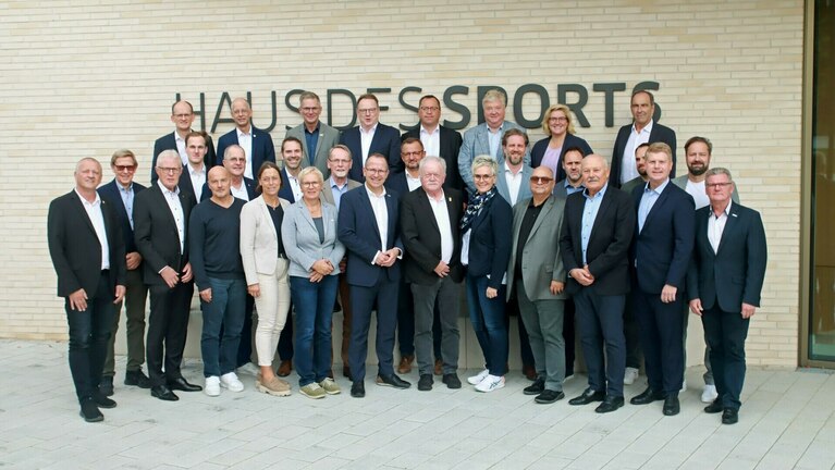gruppenfoto vorm haussport
