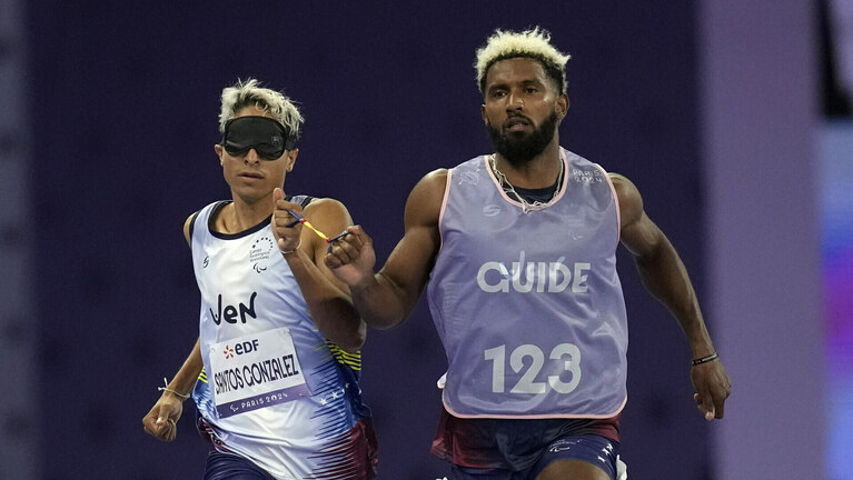 Zwei Sportler  laufen  zusammen