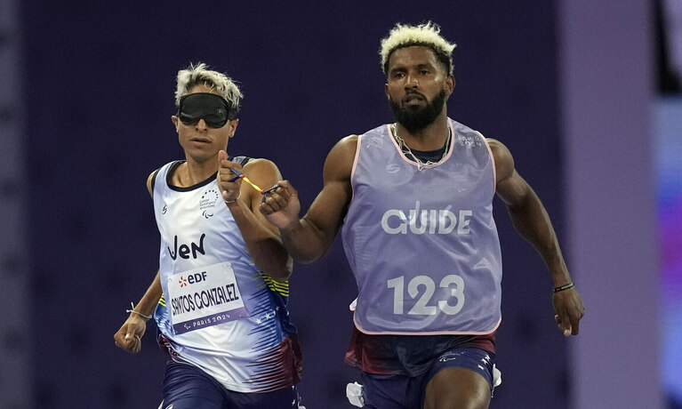 Zwei Sportler  laufen  zusammen