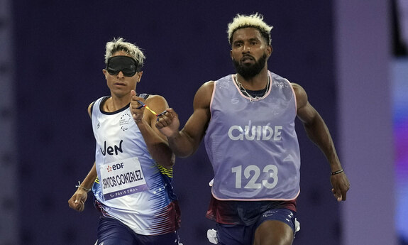 Zwei Sportler  laufen  zusammen