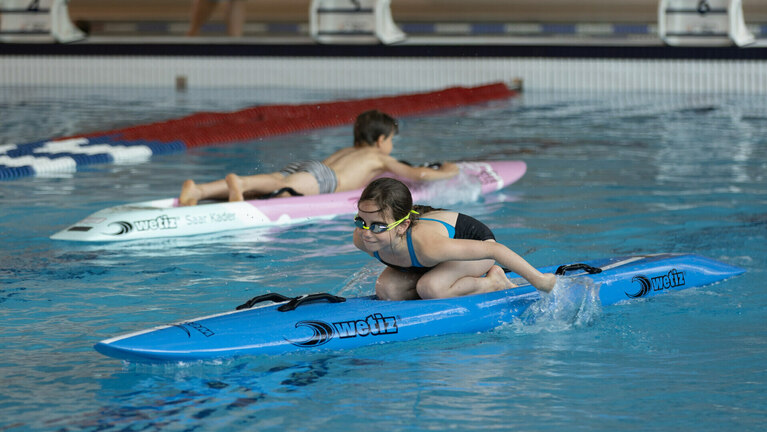 Sport050725320.jpg Kinder auf einem Stand-Up-Paddle-Board in der Schwimmhalle