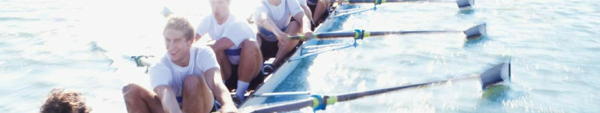 Gruppe junger Athleten beim Rudern