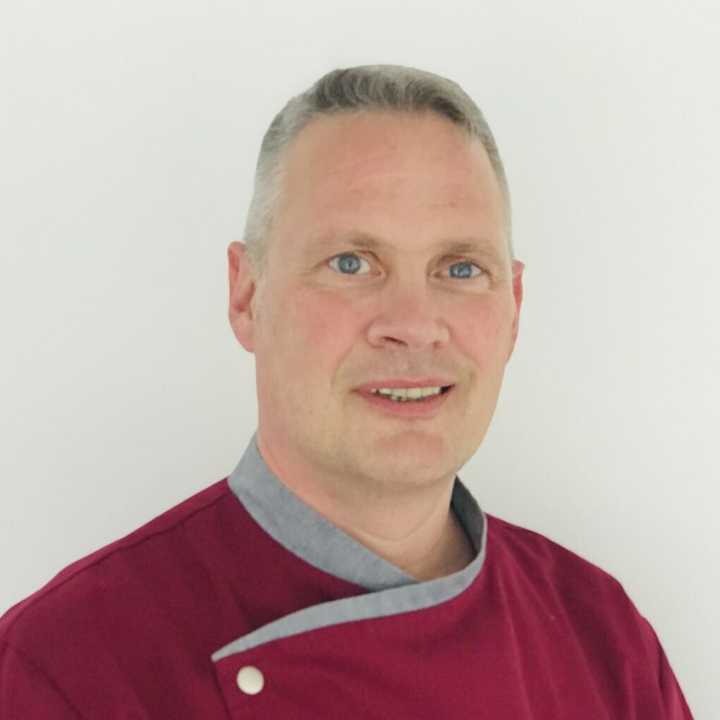 Herrenportrait vor einer weißen Wand