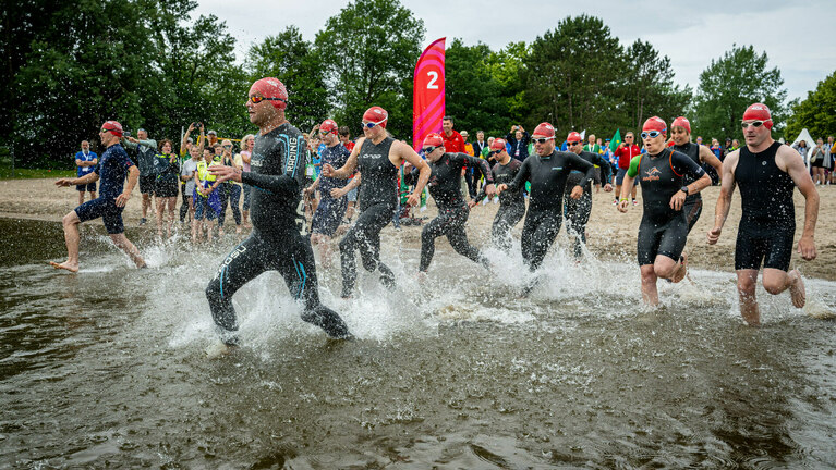 Nationale Spiele Saarland 2026 Ahtleten beim Triathlonstart am Bostalsee