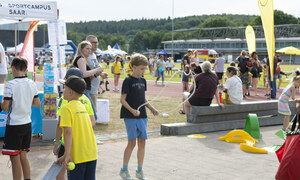 Teilnehmende auf einem Fest auf dem Sportplatz