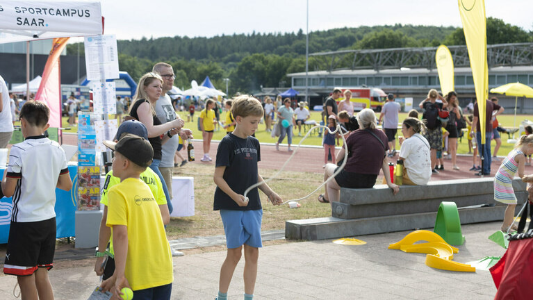 Teilnehmende auf einem Fest auf dem Sportplatz