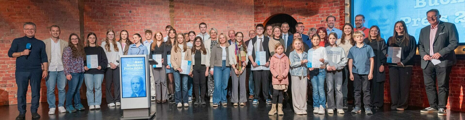 Gruppenfoto mit allen Preisträger*innen des Axel Buchholz Preises für Nachwuchsjournalisten