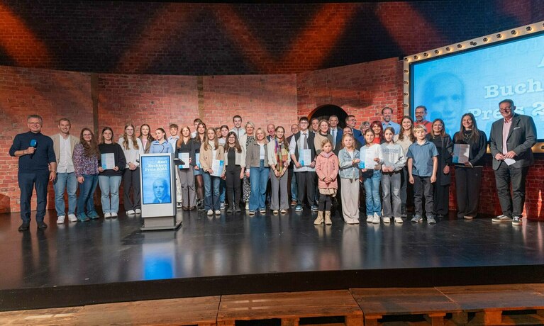 Gruppenfoto mit allen Preisträger*innen des Axel Buchholz Preises für Nachwuchsjournalisten