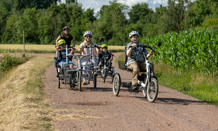 Eine inklusive Fahrradtour mit vier Teilnehmenden in der Natur