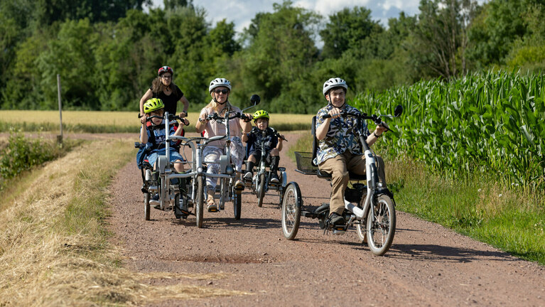 Eine inklusive Fahrradtour mit vier Teilnehmenden in der Natur