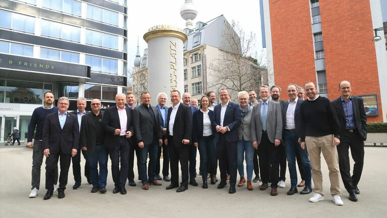 eine gruppe menschen