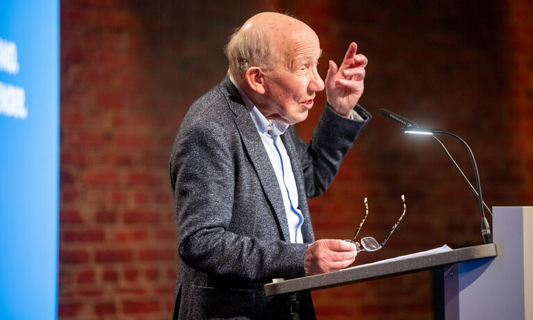 Axel Buchholz hält eine Rede bei der Preisverleihung zum Axel Buchholz Preis für Nachwuchsjournalisten