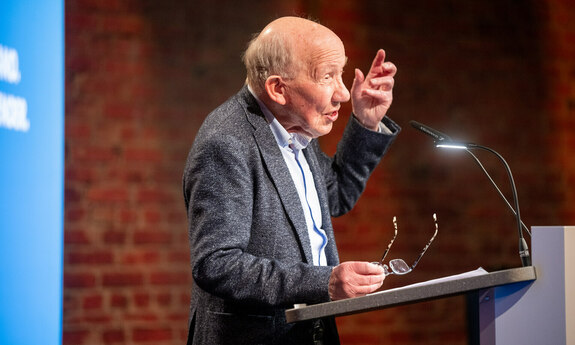 Axel Buchholz hält am Rednerpult eine Rede