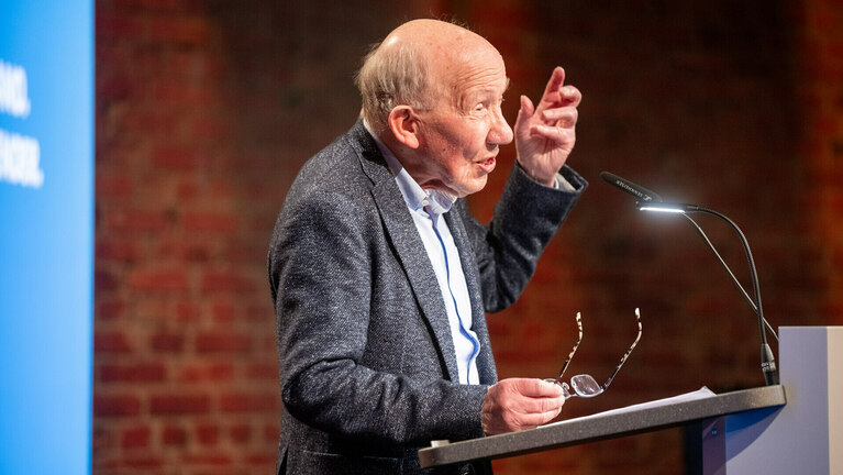 Axel Buchholz hält eine Rede bei der Preisverleihung zum Axel Buchholz Preis für Nachwuchsjournalisten