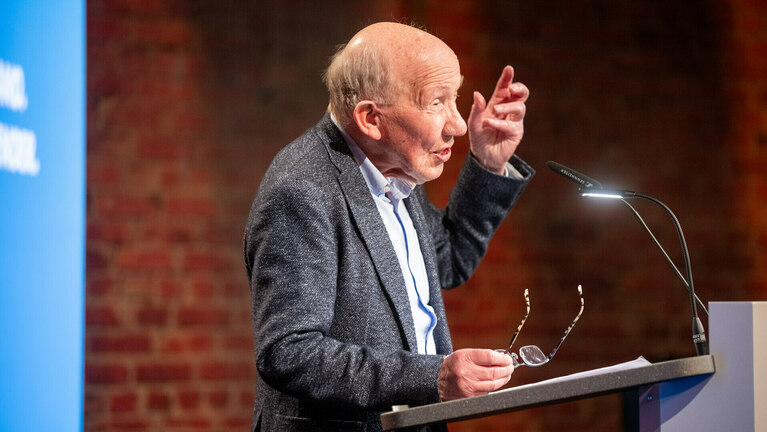 Axel Buchholz hält am Rednerpult eine Rede