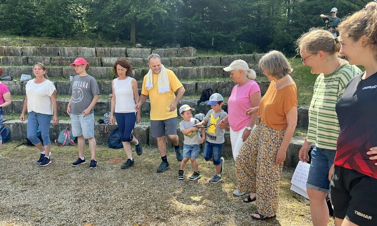 Kinder und Erwachsene haben ihren Spaß bei einem Outdoor-Workshop