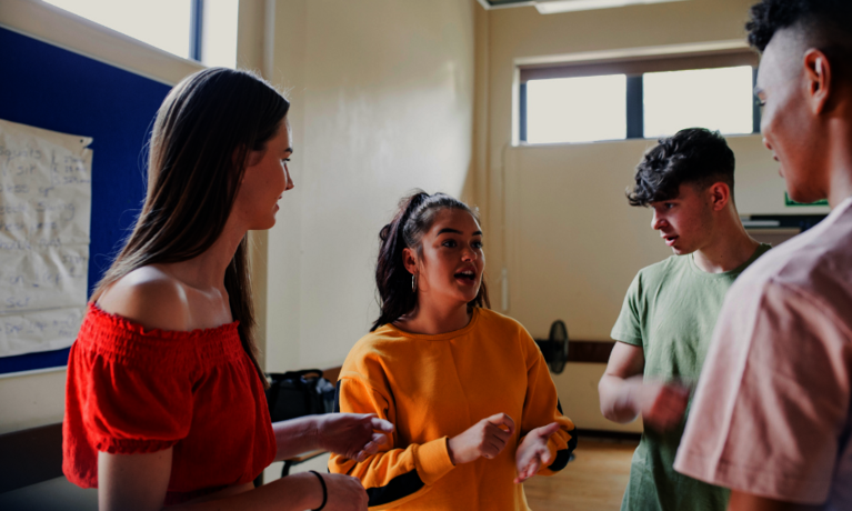 jugendliche unterhalten sich