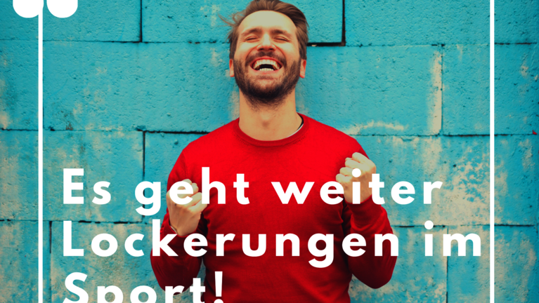 Es geht weiter Lockerungen im Sport; Freudiger Mann vor einer Wand
