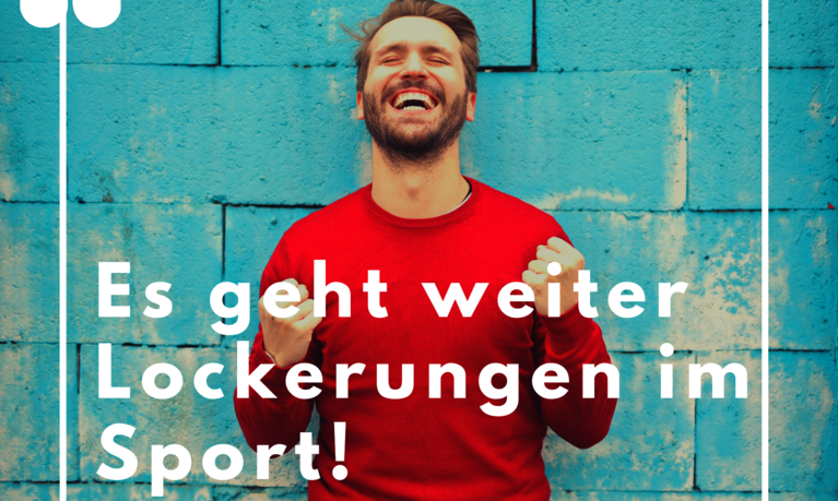 Es geht weiter Lockerungen im Sport; Freudiger Mann vor einer Wand